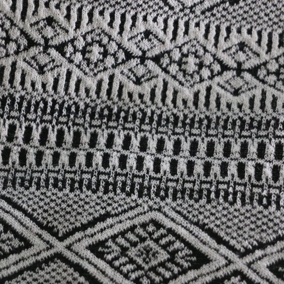 Divided Crop Top from H&M - White and Black Geometric Design, Size XS - Picture 5 of 8